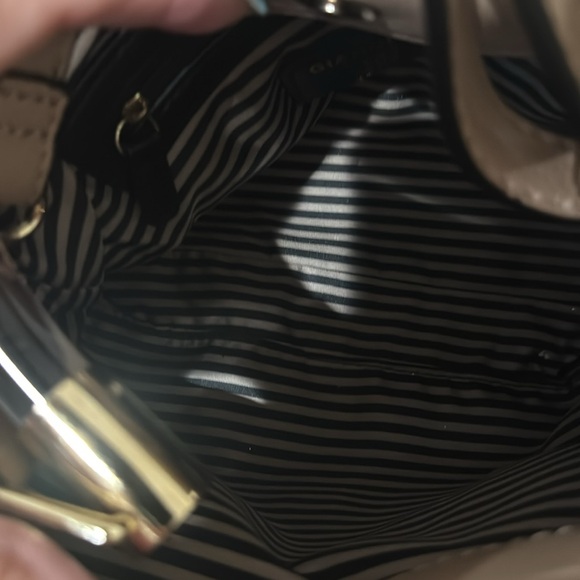 Stylish Tan Handbag with Multicolor Accents - Picture 4 of 7